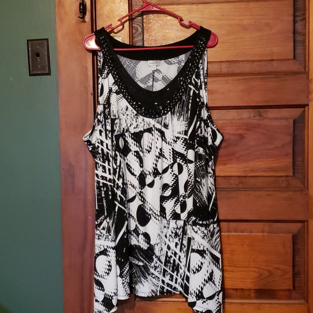 Avenue 3x 26-28  beaded sleeveless top.